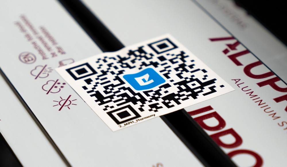 Dokázali jsme, že ekologie může jít ruku v ruce s pohodlím. Na obalech našich výrobků, zpočátku pouze na sítích proti hmyzu, se začaly objevovat QR kódy vedoucí k digitálním montážním návodům. Díky tomu jsme ušetřili tuny papíru a zákazníci získali okamžitý přístup k instrukcím bez nutnosti přihlašování do naší komplexní znalostní báze Benefit Eko-Okna.