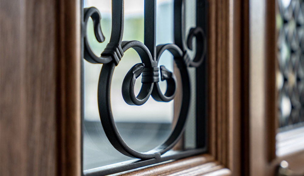 Rozvinuli jsme spolupráci s místními řemeslníky podle zásady „mysli globálně, jednej lokálně“. Díky rozšíření sítě spolupráce jsme podpořili regionální řemeslo a naši Partneři z celého světa získali přístup k unikátním výrobkům, jako jsou ozdobné ocelové mříže pro dveře a okna.