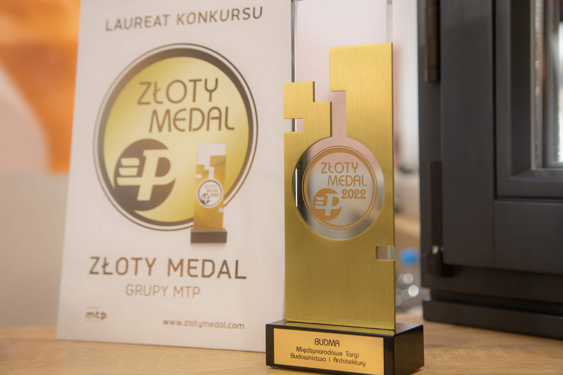 Získáváme ocenění „Zlatá medaile BUDMA 2022” za dveře s dubovou výplní. Produkt byl dříve prezentován také na veletrzích v Paříži a Miláně.